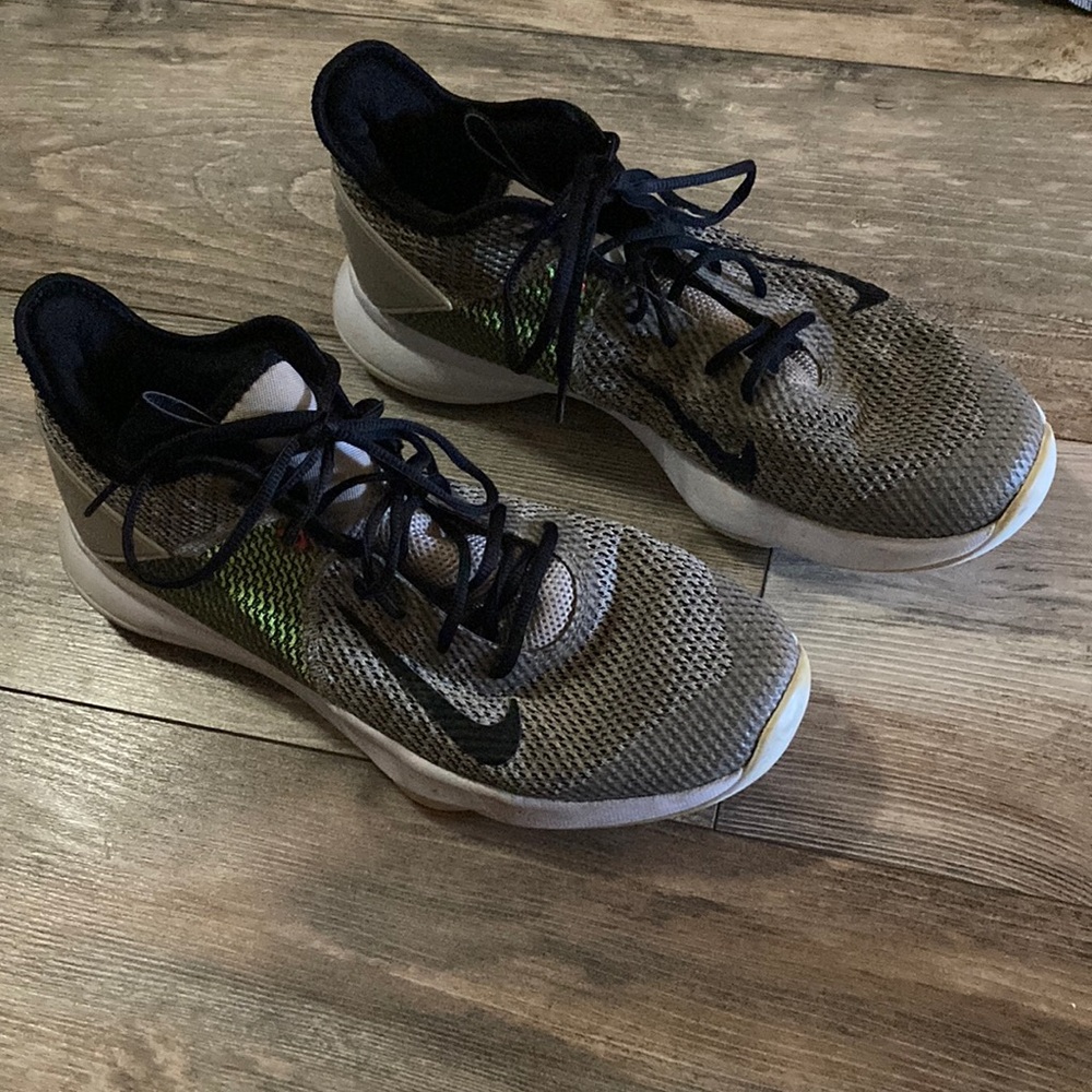 Nike Lebron James Witness 4 Volt Men’s Basketball Shoes Size 11
